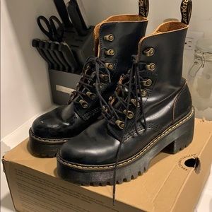 dr. martens leona in black vintage smooth